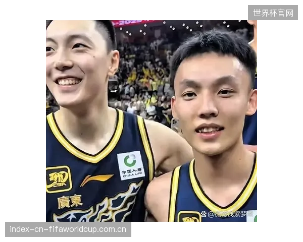 胡明轩与徐杰因伤病问题退出国家队集训，主帅郭士强被迫在世界杯预选赛前调整后场轮换。